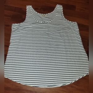 Black and white summer flowy tank top. Size XXL (20)